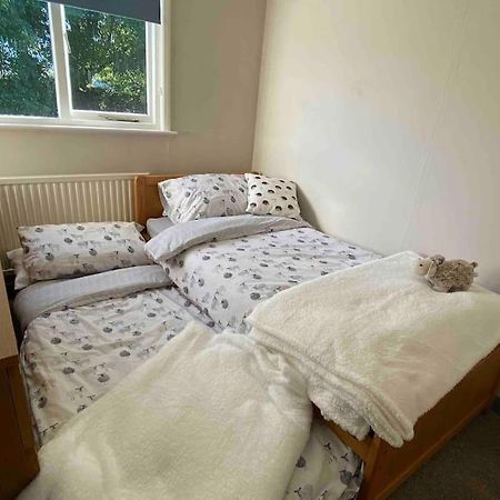 גלוסטר Cheerful 3 Bedroom Bungalow With Indoor Fire Place מראה חיצוני תמונה